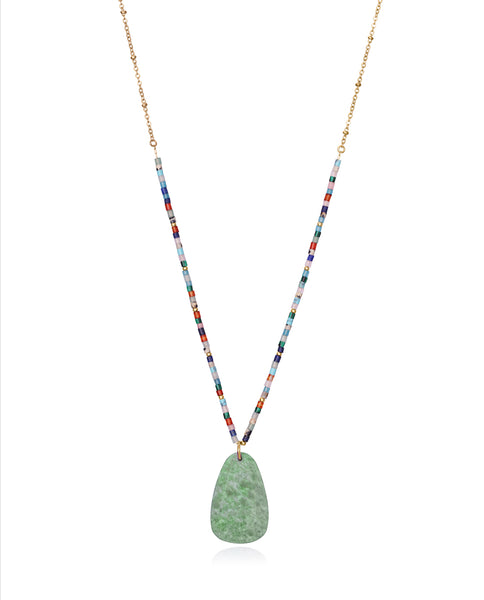 Un Fondo Transparente Resalta Un Collar Dorado Con Un Colgante De